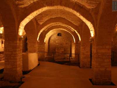 Ma la parte pi� interessante dell�edificio � quella sotterranea: il �Succorpo�, che ci immette nella storia pi� antica della Cattedrale. L�ambiente pi� vasto degli scavi � l�originaria basilica paleocristiana del V secolo: un  impianto che rest� intatto fino all�XI secolo. Presenta tre ampie navate, in corrispondenza quasi perfetta con la chiesa superiore